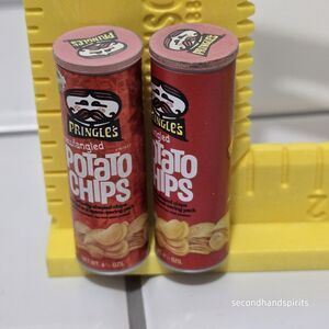 Zuru Mini Brands Retro Glitter and Reg Tube Pringles